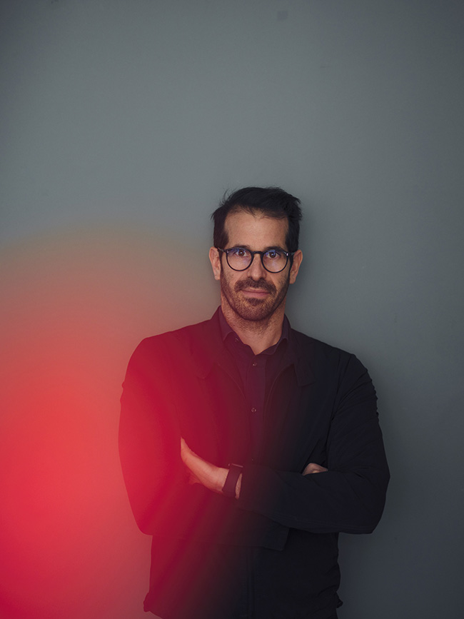 Disegno Magazine - Nitzan Cohen, DISEGNO MAGAZINE, photograph 2 by Gerhardt Kellermann