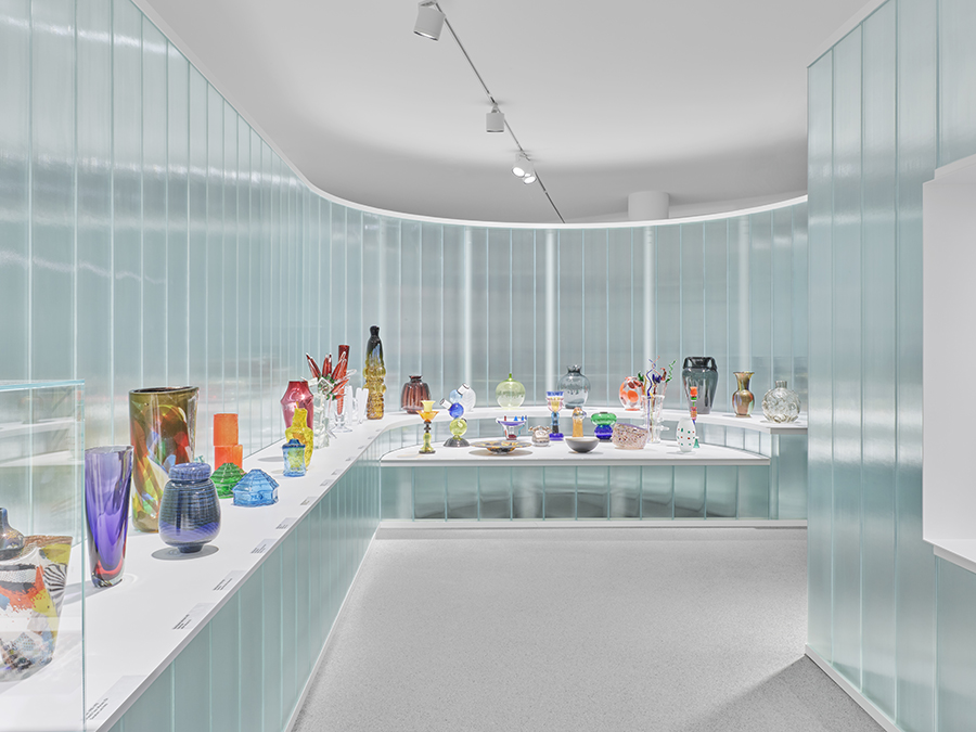 Neue Sammlung - The Color Of Glass, NEUE SAMMLUNG, photograph 5 by Gerhardt Kellermann