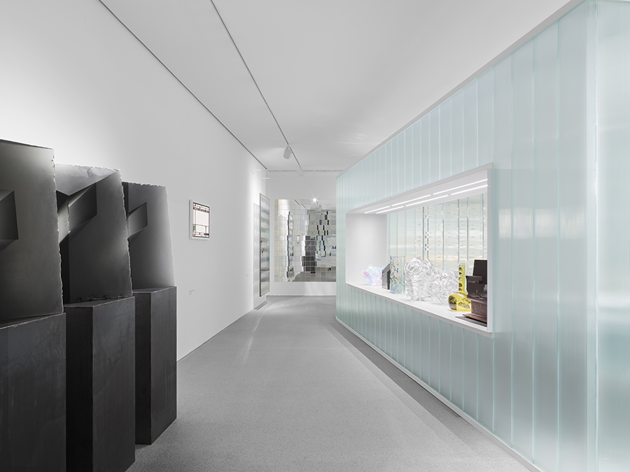 Neue Sammlung - The Color Of Glass, NEUE SAMMLUNG, photograph 8 by Gerhardt Kellermann