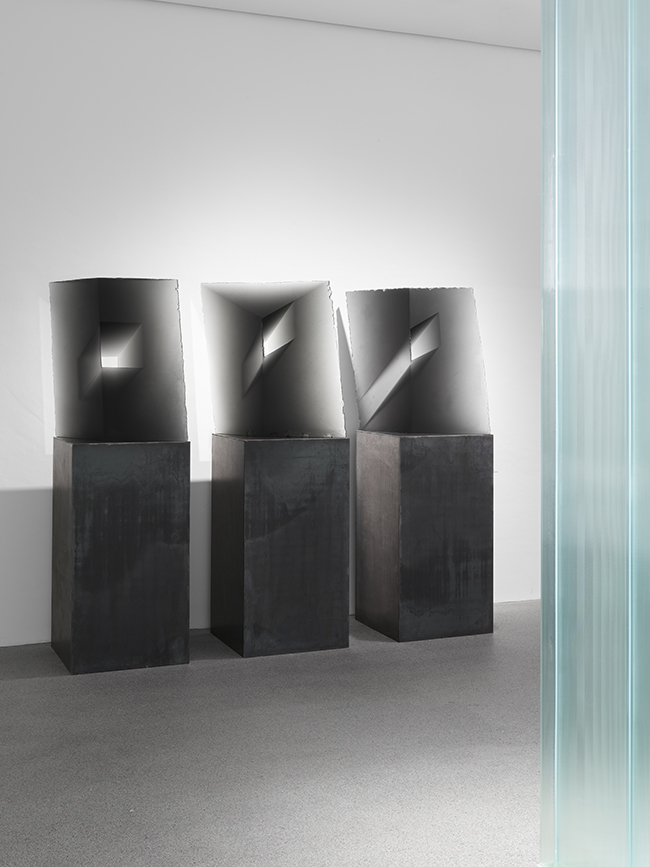 Neue Sammlung - The Color Of Glass, NEUE SAMMLUNG, photograph 9 by Gerhardt Kellermann