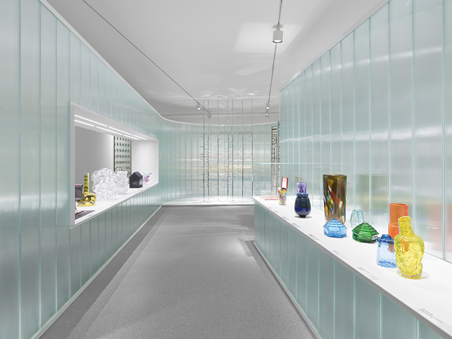 Neue Sammlung - The Color Of Glass, NEUE SAMMLUNG, photograph 26 by Gerhardt Kellermann