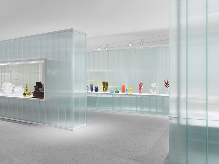 Neue Sammlung - The Color Of Glass, NEUE SAMMLUNG, photograph 27 by Gerhardt Kellermann