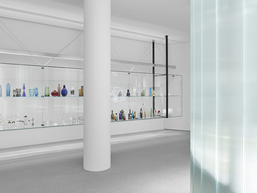 Neue Sammlung - The Color Of Glass, NEUE SAMMLUNG, photograph 28 by Gerhardt Kellermann